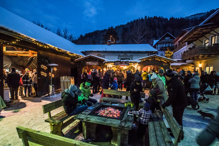 Gemütliches Beisammensein am Adventmarkt Talbach | © Gerhard Pilz