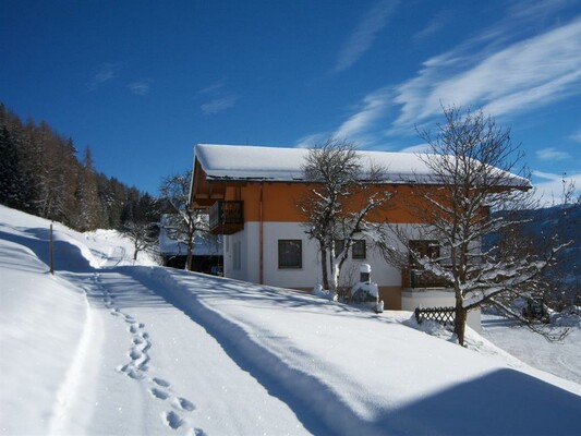 Winterwanderweg hinter Appartementhaus