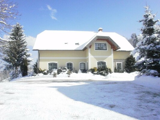 Winterbild Vorderansicht mit Parkplatz