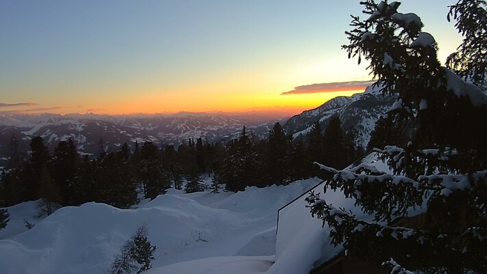 Sonnenuntergang im Winter. Blick vom Balkon