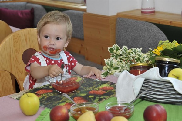 Tochter beim Frühstücksbuffet