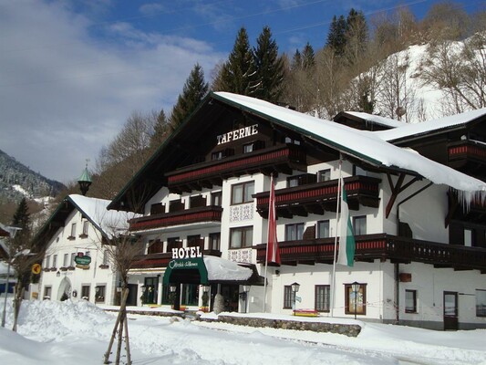 Hotel Außenansicht im Winter