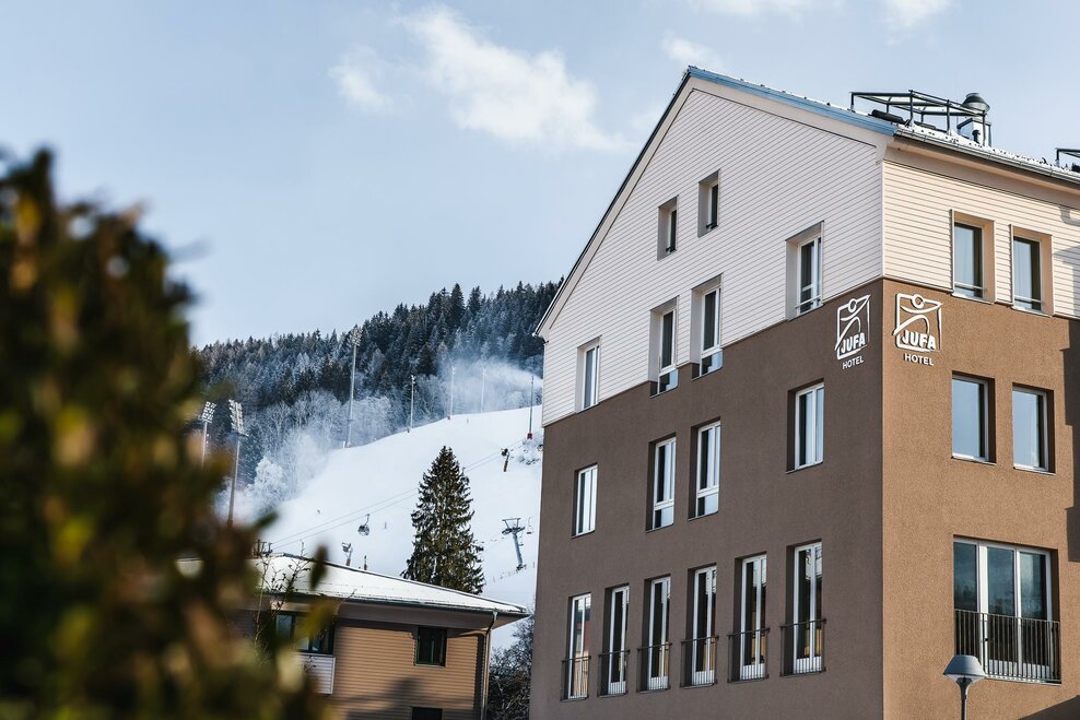 hotelansicht-jufa-hotel-schladming-piste-winter