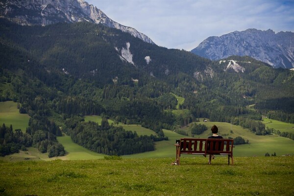 Moserhof - Rast auf Bank mit Blick ins Tal