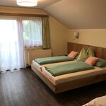 Foto van room with 4 beds with B&B