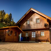 Ahornhütte mit Nebengebäude