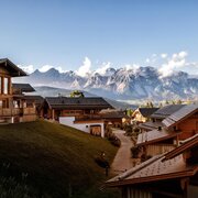 Almhotel Edelweiss mit Bergpanorama