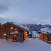 Außenansicht Alpine-Lodge im Winter