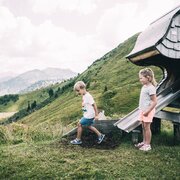 Zwei Kinder spielen im Tierholzpark